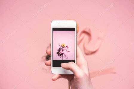 スマホでネジの状態を撮影する様子