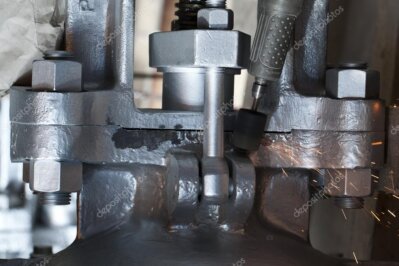 特殊工具でネジを外す様子のクローズアップ