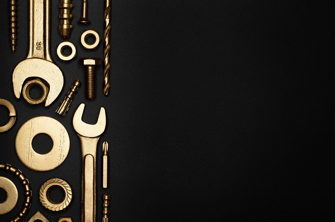 つぶれた木製家具のネジを外す作業の様子